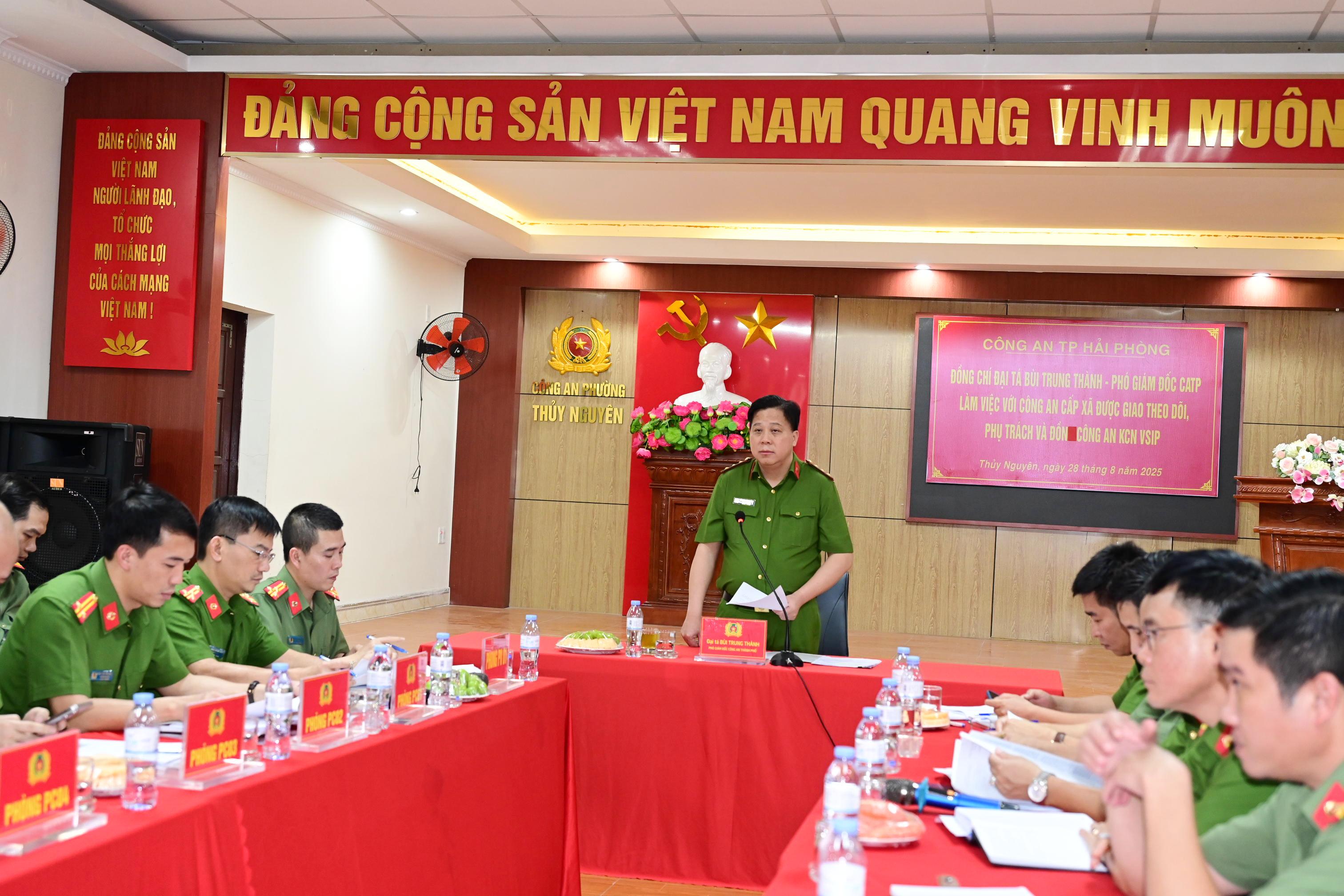 Đại tá Bùi Trung Thành, Phó Giám đốc, Thủ trưởng cơ quan Cảnh sát điều tra CATP làm việc với Công an các phường, xã
